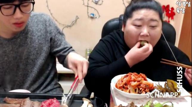 Mukbang-Esser bei der Arbeit