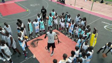 Bild: SWR Junge Basketballer mit Trainer