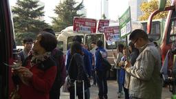 Immobilienmakler werben für ihre kostenlosen Bustouren zu Neubauwohnungen (Treffpunkt für Bustouren in Shanghai) 