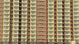 Experten schaetzen, dass in China 50-60 Millionen Wohnungen leer stehen 11. Nahe Tianjin sollte das "Zweite Manhatten" entstehen, an vielen Baustellen aber wird nicht mehr gearbeitet.