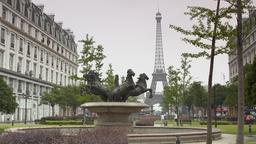 Sieht nach Paris aus, ist aber China. Der Eiffelturm ist originalgetreu nachgebaut, nur kleiner.