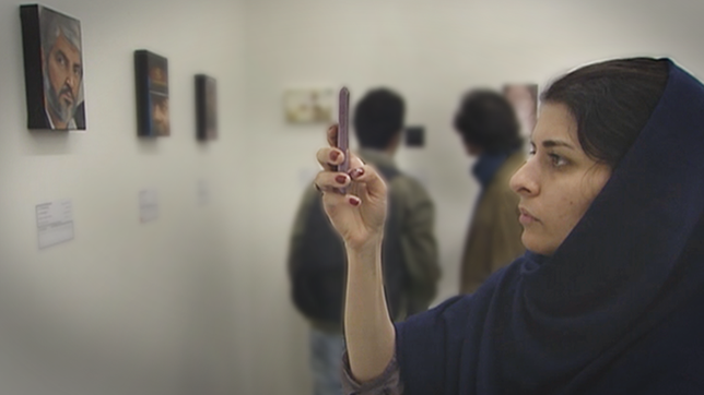 Bild: SWR Frau in Kunstausstellung