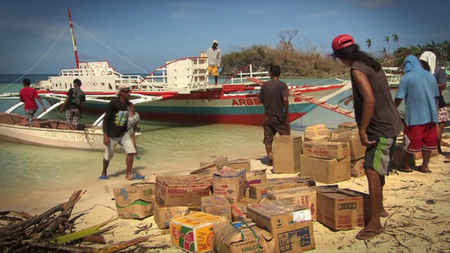 Kartons mit Hilfslieferungen am Strand