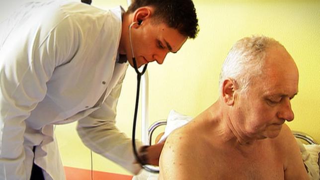 Bild: SWR Arzt untersucht Patienten