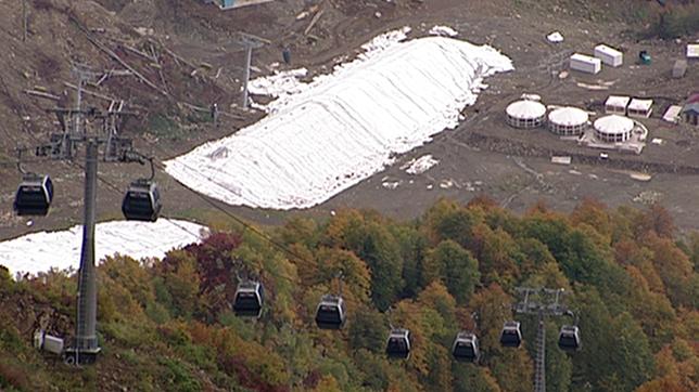 Mit Folien abgedeckter Schnee