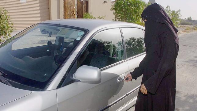 Bild: dpa Verschleierte Frau am Auto