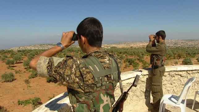 Kurdische Soldaten mit Fernglas