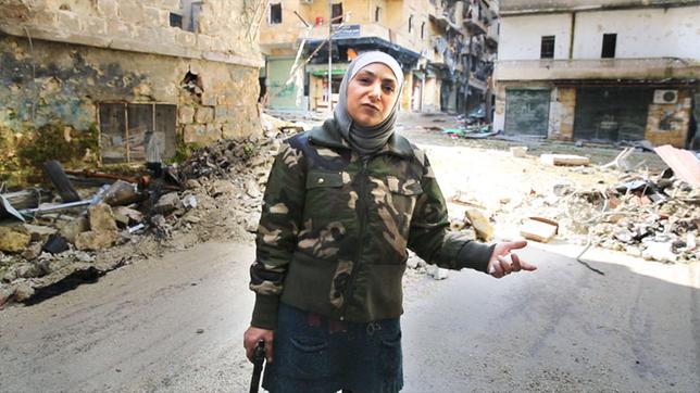 Bild: SWR Bewaffnete Frau in Uniform