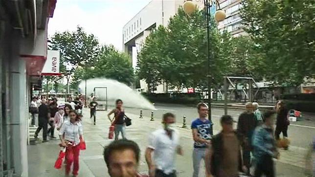 Demonstranten flüchten vor Wasserwerfer