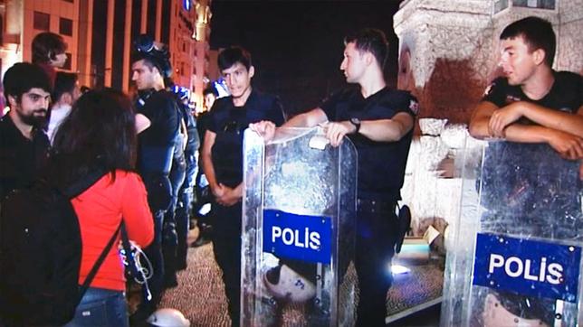 Banu Güven mit Polizisten