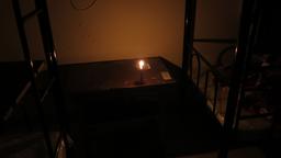 Ein dunkles Zimmer mit einer Kerze