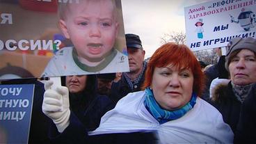 Eine Frau auf einer Demonstration in Moskau mit einem Plakat.