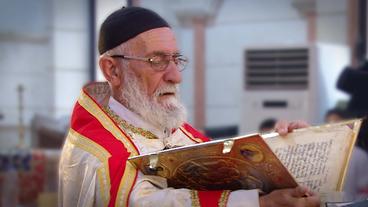 Bild: SWR Ein Priester hält Gottesdienst in der Kirche von Derik.