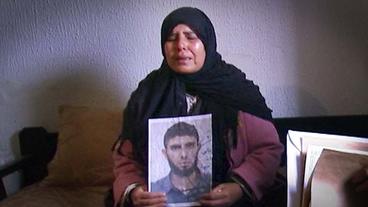 Die Mutter hält das Foto ihres Sohnes Bilal in der Hand, der sich bei einem Selbstmordattentat in die Luft gesprengt hat.