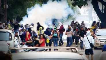 Demonstranten und Tränengaswolke