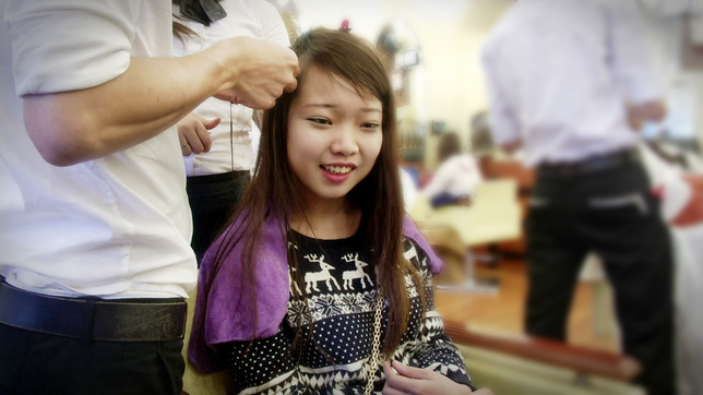 Junge Frau beim Friseur
