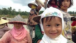 Kinder in einer Zinn-Mine auf der Insel Bangka, Indonesien