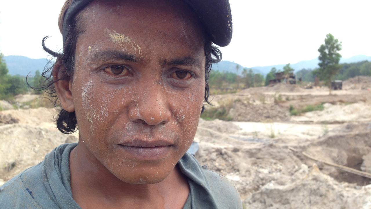 Ein Arbeiter in einer Zinn-Mine auf der Insel Bangka, Indonesien