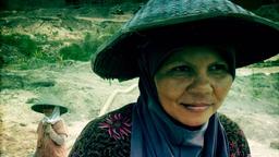Frau in einer Zinn-Mine auf der Insel Bangka, Indonesien