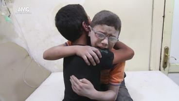Bild: SWR Zwei stabbedeckte Kinder umarmen sich in einem Krankenhaus in Aleppo