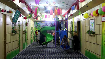 Bild: SWR Kinder spielen auf Spielgerüst in unterirdischem Waisenhaus in Aleppo