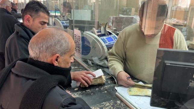 Bild: SWR Männer an Bankschalter