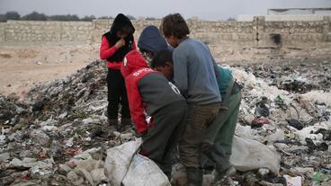 Syrien: Kinder sammeln in Idlib Müll, um etwas Geld zu verdienen