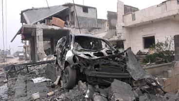 Zerstörtes Haus und zerstörtes Auto in der Region Idlib