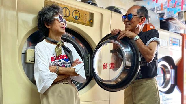 Älteres Ehepaar vor Waschmaschinen 