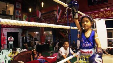 Kleines Mädchen im Boxring