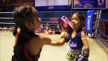 Zwei Mädchen im Boxring