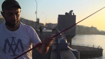 Türkei: Engin Yasar steht frühmorgens auf der Galata-Brücke, um Fische zu angeln