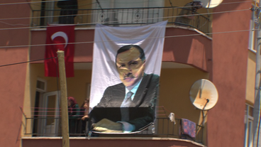 Plakat von Präsident Erdogan an Hauswand.