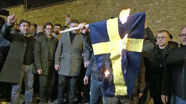 Schwedische Fahne wird angezündet