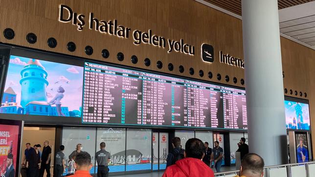 Auf der Anzeigetafel im Ankunftsterminal im Istanbuler Flughafen werden Flüge aus Moskau angezeigt
