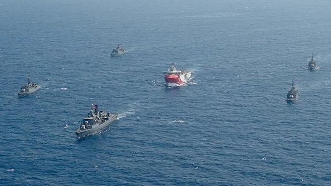 Das türkische Forschungsschiff "Oruc Reis" in Begleitung türkischer Kriegsschiffe im Mittelmeer