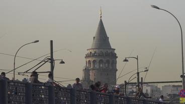 Türkei: Die Galata-Brücke in Istanbul – viele Angler finden zur Zeit keinen Job, die gefangenen Fische verkaufen sie