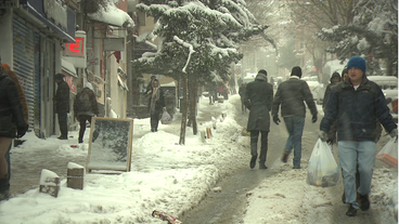 Menschen auf verschneiter Straße in Istanbul
