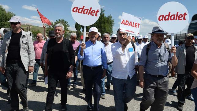 Teilnehmer eines Massenmarsches mit Schildern mit der Aufschrift "Adalet" / Gerechtigkeit