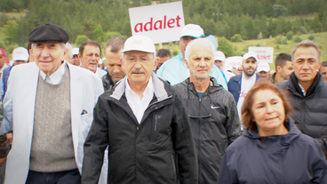 Kemal Kilicdaroglu mit anderen Teilnehmern beim Marsch für Gerechtigkeit