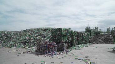 Berge von Plastikmüll in Recyclinganlage