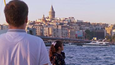 Mann schaut auf Skyline von Istanbul 