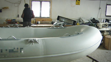 Bild: SWR Schlauchboot in Werkstatt