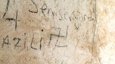 Bild: Bild: BR Schriften an der Kirchenwand
