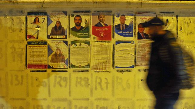 Wahlplakate an Wand 