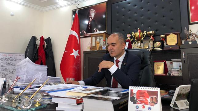 Bürgermeister Ümit Alagöz in seinem Amtszimmer