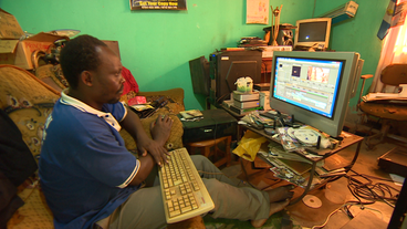 Isaac Nabwana arbeitet am Computer