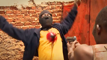 Filmszene: Mann wird von Pistolenkugel getroffen