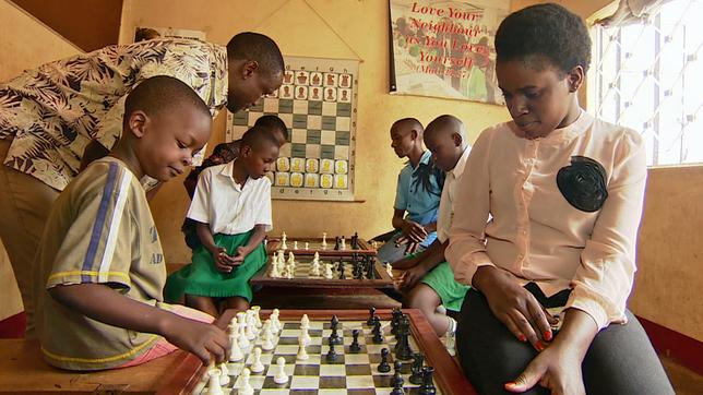 Uganda: Phiona hat es geschafft – aus dem Armenviertel zur Schachmeisterin