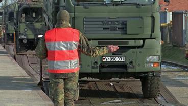 Bundeswehrfahrzeuge auf Eisenbahnwagen